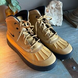 Nike Woodside 2. Size 6Y